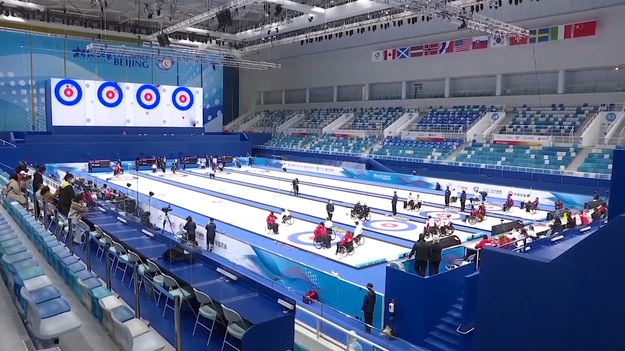 100-dniowe odliczanie do rozpoczęcia zimowych igrzysk olimpijskich w Pekinie rozpoczęte. Odwiedzający centralną ulicę handlową Pekinu zebrali się przed zegarem i wiwatowali, gdy zegar wybił 100 dni, 23 godziny, 59 minut i 59 sekund.
Według Międzynarodowego Komitetu Olimpijskiego, sportowcy olimpijscy i personel pomocniczy przybywający na igrzyska muszą zostać zaszczepieni lub przejść trzytygodniową kwarantannę pod ścisłą kontrolą. Tylko widzowie z Chin mogą kupować bilety na wydarzenia sportowe.

Organizacje praw człowieka wezwały do ​​protestów przeciwko igrzyskom dotyczącym ucisku przez Chiny dysydentów politycznych i mniejszościowych grup etnicznych w Tybecie, Xinjiangu i Hongkongu.

W zeszłym tygodniu protestujący zakłócili ceremonię zapalenia płomieni w południowej Grecji.

Pekin stanie się pierwszym miastem, które będzie gospodarzem zarówno Letnich, jak i zimowych igrzysk olimpijskich, a kilka obiektów wybudowanych na potrzeby igrzysk w 2008 r. zostanie zmienionych na przyszłoroczną imprezę.