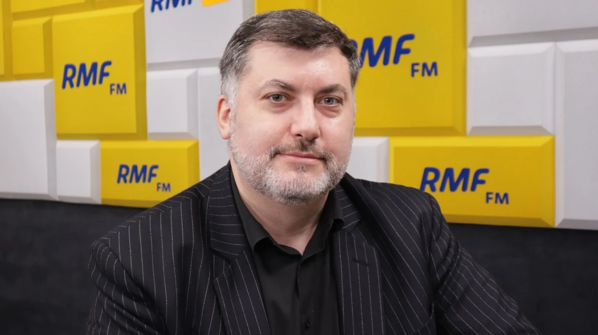 "Marsz Niepodległości odbędzie się" - mówił w Porannej rozmowie w RMF FM poseł Konfederacji Artur Dziambor. Co w sytuacji, jeśli sąd nie zgodzi się na jego organizację? "Będzie nam bardzo smutno. Ci, którzy by chcieli przyjechać na Marsz Niepodległości i mają go już zaplanowanego w kalendarzu, przyjadą po prostu się przespacerować ulicami Warszawy - to zawsze miła przygoda" - mówił parlamentarzysta. "Spacery nigdy nie były jeszcze nielegalne. Możemy dojść do tych czasów" - dodał. "Chciałbym, żeby prezydent Warszawy nie robił sobie politycznych operacji na tym Marszu - chciałbym, żeby przyszedł na ten Marsz. Ja go wielokrotnie zapraszałem. Sam z nim pójdę, możemy iść pod rękę, żeby czuł się bezpiecznie i żeby zobaczył, że nie ma niczego złego w tym marszu" - oświadczył gość RMF FM. 