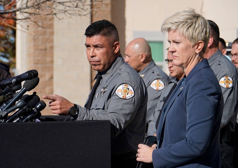 Kula usunięta z ramienia reżysera Joela Souzy trafiła do laboratorium FBI. W sumie do badania kryminalistycznego zostało przekazanych ok. 500 nabojów i trzy sztuki broni palnej z planu filmowego. Funkcjonariusze uważają że było tam znacznie więcej ostrej amunicji - przekazał szeryf hrabstwa Santa Fe w stanie Nowy Meksyk.