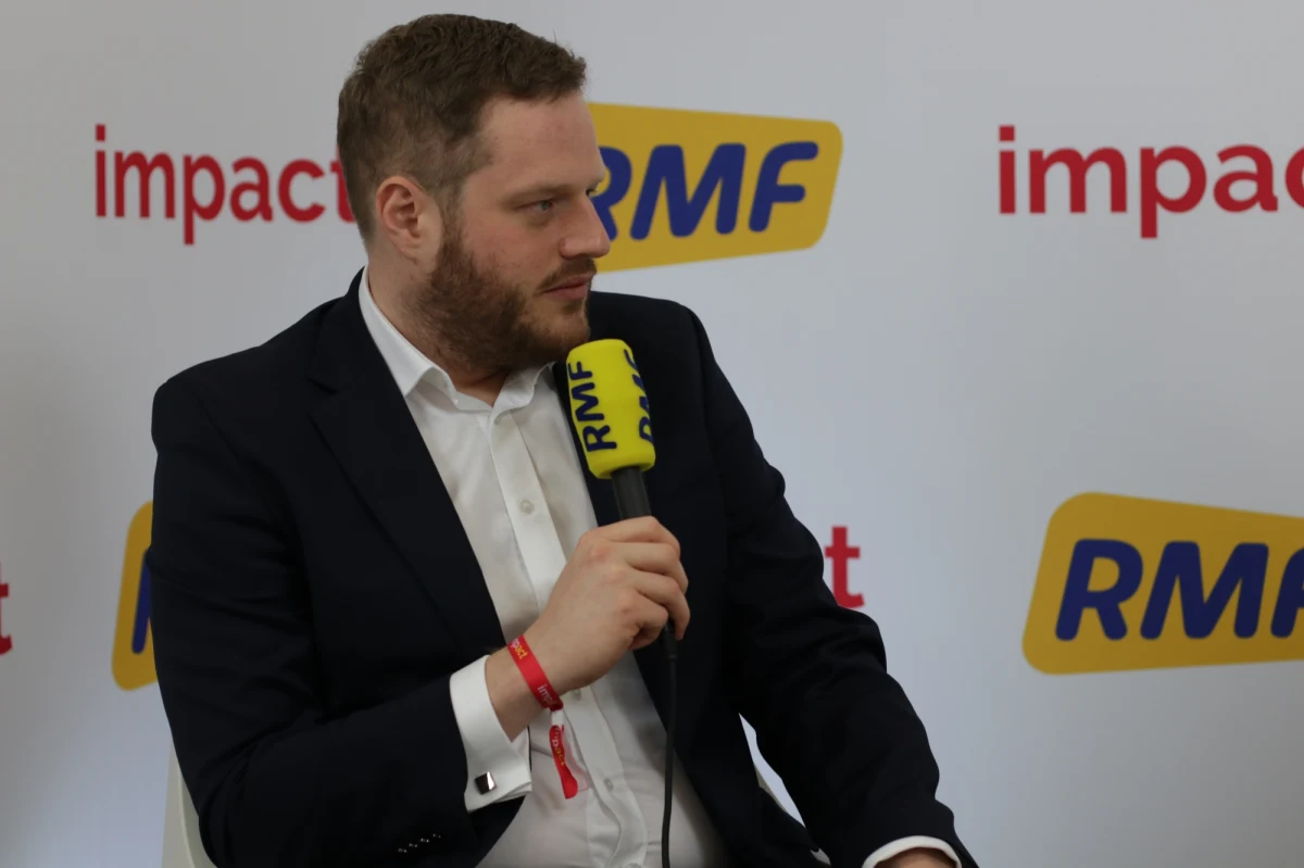 Rządową aplikację mObywatel czeka rewolucja – zapowiada Janusz Cieszyński, sekretarz stanu w Kancelarii Prezesa Rady Ministrów. W tej aplikacji znajdą się nie tylko – jak dziś – dowody osobiste, prawa jazdy, dowody rejestracyjne i legitymacje szkolne. Pojawi się także możliwość internetowego załatwiania niektórych spraw. Poprzez pojedyncze kliknięcia. Bez wychodzenia z domu. Podczas kongresu Impact’21 Krzysztof Berenda pytał Janusza Cieszyńskiego o to, kiedy dowód osobisty z mObywatela będzie powszechnie uznawany i jak zabezpieczyć nas przed fałszywymi certyfikatami szczepienia przeciw Covid-19.