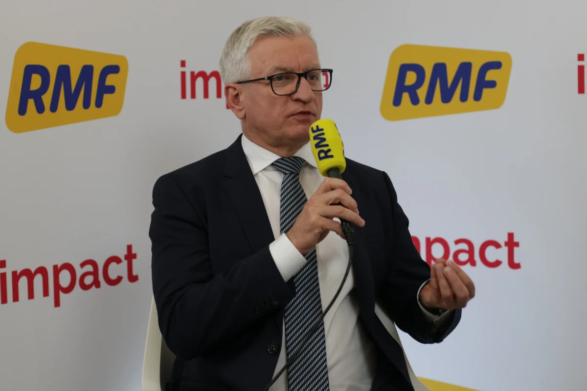 Sklepy internetowe stają się coraz popularniejsze. A to powoduje, że produkują coraz więcej śmieci. Prezydent Poznania Jacek Jaśkowiak proponuje, by e-handel część wpływów z opłat za dostawy przekazywał do budżetów samorządów. Właśnie na utylizację coraz większych liczby kopert i kartonów. W trakcie kongresu Impact'21 z Jackiem Jaśkowiakiem rozmawiał Krzysztof Berenda. Również o tym, czy poznaniacy będą więcej płacić za komunikację miejską i czy Lech Poznań zostanie piłkarskim mistrzem Polski.