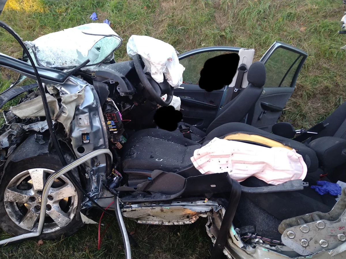 Dwie osoby zostały poszkodowane w porannym wypadku na drodze krajowej nr 8 w miejscowości Mleczna na Dolnym Śląsku. Jednego z kierowców ze zgniecionego auta musieli wyciągać strażacy.  