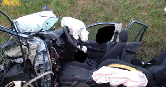 Dwie osoby zostały poszkodowane w porannym wypadku na drodze krajowej nr 8 w miejscowości Mleczna na Dolnym Śląsku. Jednego z kierowców ze zgniecionego auta musieli wyciągać strażacy.  