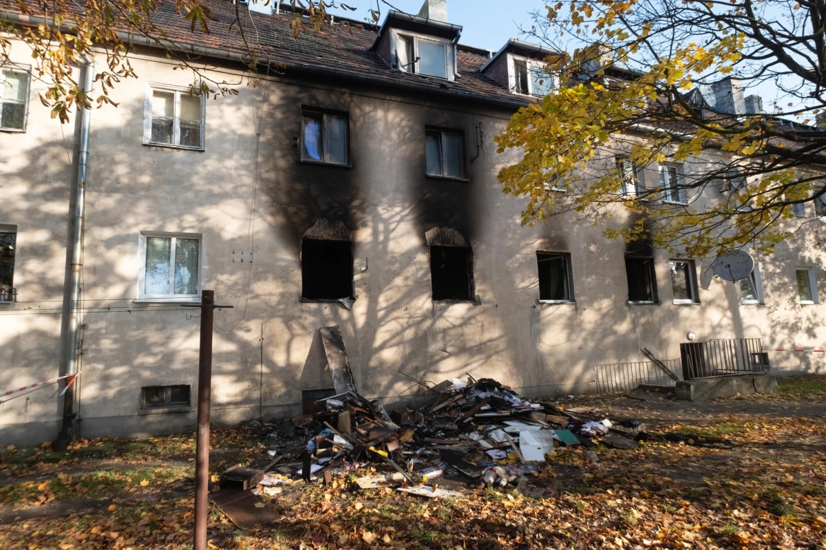 Cztery osoby - w tym dwoje dzieci - trafiły do szpitala po pożarze, który w nocy wybuchł w kamienicy przy ul. Akacjowej w Poznaniu. Niestety, lekarzom nie udało się uratować 8-letniej dziewczynki. 