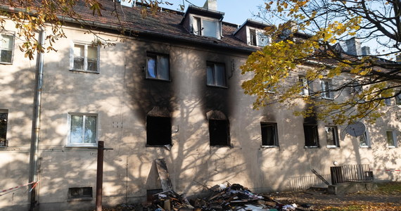 Cztery osoby - w tym dwoje dzieci - trafiły do szpitala po pożarze, który w nocy wybuchł w kamienicy przy ul. Akacjowej w Poznaniu. Niestety, lekarzom nie udało się uratować 8-letniej dziewczynki. 