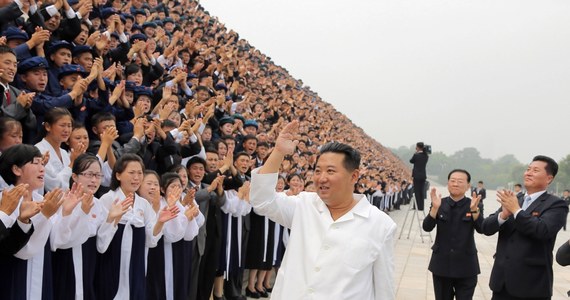 Przywódca Korei Płn. Kim Dzong Un stracił 20 ze 140 kilogramów wagi, ale nie wydaje się, aby miał poważne problemy ze zdrowiem - przekazał poseł z Korei Południowej. Kim Biung Ki cytował ustalenia południowokoreańskiej agencji wywiadowczej NIS.