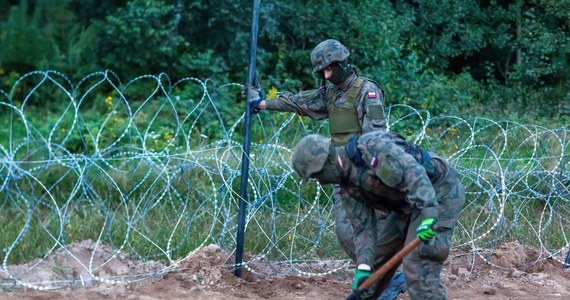 ​Na początku przyszłego tygodnia liczba żołnierzy w strefie stanu wyjątkowego koło granicy z Białorusią zwiększy się do dziesięciu tysięcy - nieoficjalnie dowiedział się reporter RMF FM Krzysztof Zasada. Będą to wojskowi z 11 Dywizji Kawalerii Pancernej z Żagania w Lubuskiem.