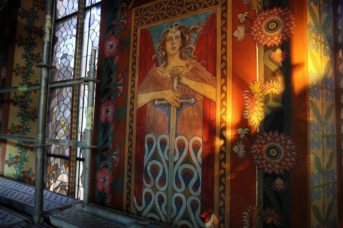 Odnowiony ołtarz główny i część polichromii Stanisława Wyspiańskiego: m.in. jedne z najbardziej znanych dzieł artysty "Strącenie aniołów" i Matka Boska z Dzieciątkiem w stroju krakowskim. W prezbiterium bazyliki Franciszkanów w Krakowie trwają prace konserwatorskie.