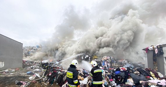 Duży pożar w Kamieńcu w powiecie lęborskim na Pomorzu. Na terenie Zakładu Odpadów Komunalnych płoną składowane tam tekstylia. Z ogniem walczy obecnie 35 zastępów straży pożarnej. Gaszenie pożaru może potrwać nawet kilka dni. 