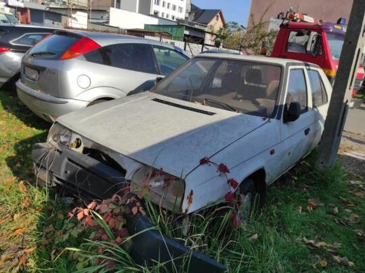 947 nieużywanych pojazdów odholowano od początku roku z krakowskich ulic i parkingów. Tak jest niemal co roku - w Krakowie straż miejska odnotowuje około 1000 wraków. 
