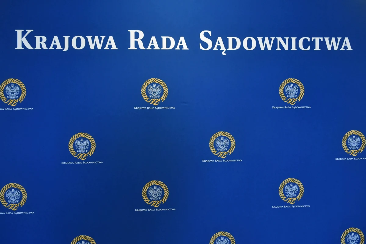 Polska Krajowa Rada Sądownictwa usunięta z Europejskiej Sieci Rad Sądownictwa. Decyzję podjęto podczas specjalnego posiedzenia stowarzyszenia w Wilnie. Za wykluczeniem polskiej KRS było 86 głosów, przeciwnych głosów było 6. Zdaniem ESRS Krajowa Rada Sądownictwa w Polsce jest zależna od rządzących.