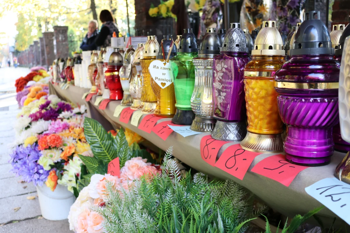 Zrezygnujcie ze sztucznych wiązanek i plastikowych zniczy - kuria diecezji radomskiej apeluje do wiernych, by w okolicach Dnia Wszystkich Świętych pomyśleli też o środowisku. Wystarczy jeden znicz i modlitwa.