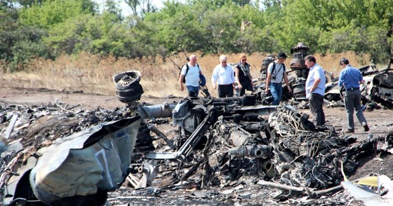 ​Holenderscy adwokaci należący do tzw. zespołu pomocy prawnej, którzy reprezentują krewnych ofiar zestrzelonego nad Ukrainą Boeinga byli zastraszani przez przedstawicieli rosyjskich służb. To "zamach na fundamenty państwa konstytucyjnego" - komentuje te doniesienia Holenderska Izba Adwokacka. O zestrzelenie maszyny Malaysia Airlines oskarża się trzech obywateli Rosji i jednego Ukraińca. Od września przed sądem zeznają krewni ofiar. Wyrok ma zapaść w listopadzie.