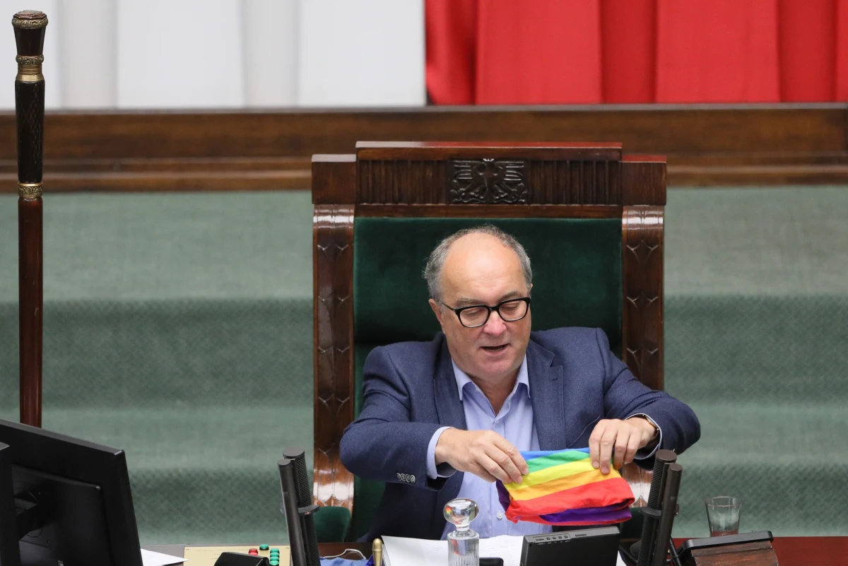 „Wysłuchałem najbardziej obrzydliwego wystąpienia w Sejmie przez dwa lata, jak tu siedzę” - powiedział wicemarszałek Sejmu Włodzimierz Czarzasty po przemówieniu przedstawiciela Komitetu Inicjatywy Ustawodawczej Krzysztofa Kasprzaka. W czwartek wieczorem rozpoczęło się w Sejmie pierwsze czytanie obywatelskiego projektu zmian w prawie o zgromadzeniach, który zakazuje marszów równości. Wicemarszałek Czarzasty, podczas debaty nad projektem, wywiesił tęczową flagę.