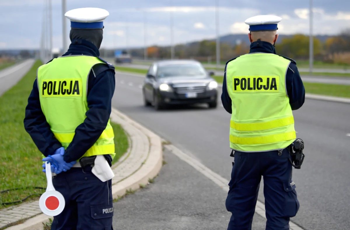 W okresie Wszystkich Świętych należy spodziewać się wzmożonego ruchu na drogach. Dlatego od piątku do 2 listopada policjanci w ramach akcji "Znicz" będą czuwać nad bezpieczeństwem w ruchu drogowym - poinformował Robert Opas z Biura Ruchu Drogowego Komendy Głównej Policji. Dodał, że na drogi wyjedzie więcej patroli, co też przełoży się na częstsze kontrole. 