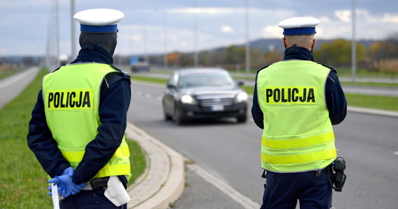 W okresie Wszystkich Świętych należy spodziewać się wzmożonego ruchu na drogach. Dlatego od piątku do 2 listopada policjanci w ramach akcji "Znicz" będą czuwać nad bezpieczeństwem w ruchu drogowym - poinformował Robert Opas z Biura Ruchu Drogowego Komendy Głównej Policji. Dodał, że na drogi wyjedzie więcej patroli, co też przełoży się na częstsze kontrole. 