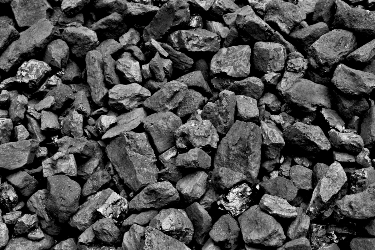 Mimo początku sezonu grzewczego w Polsce zapasy węgla kamiennego w Polskiej Grupie Energetycznej, która jest największym producentem energii elektrycznej, są znacznie mniejsze niż w tym czasie w poprzednich latach - informuje "Rzeczpospolita". 