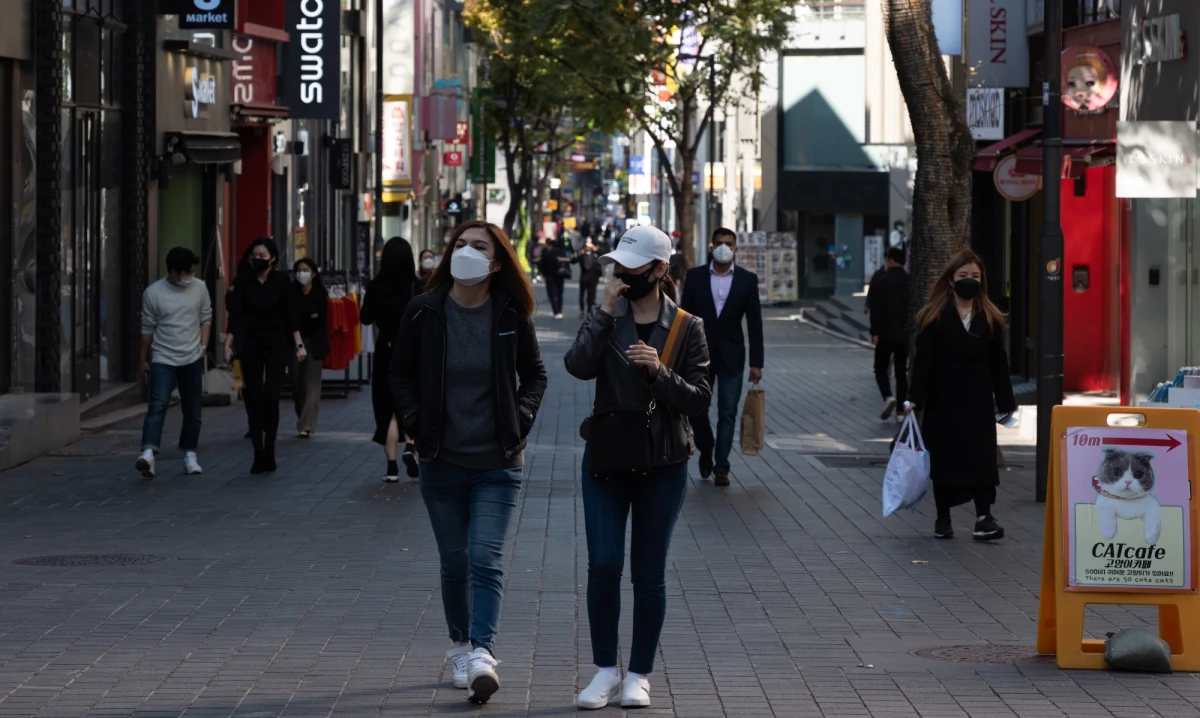 Władze Korei Południowej ogłosiły zniesienie wszystkich ograniczeń czasu pracy restauracji i wprowadzenie pierwszego w kraju "paszportu szczepień" w miejscach wysokiego ryzyka, takich jak bary, siłownie i sauny. To pierwsza faza modelu "życia z Covid-19".