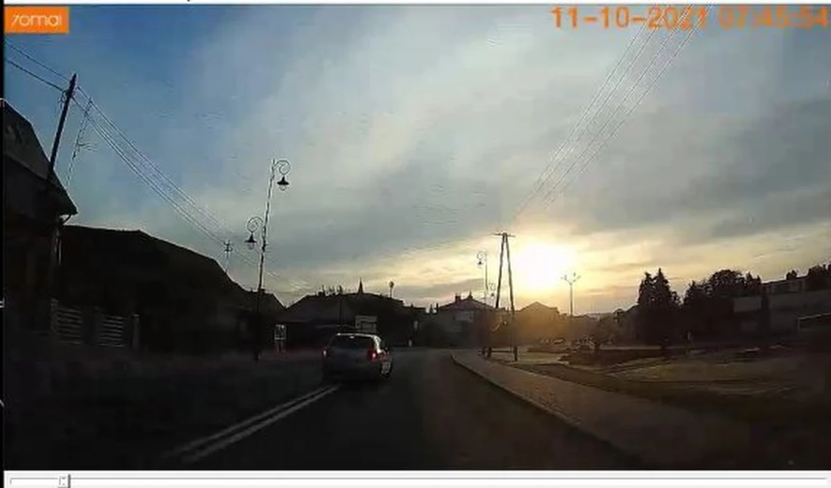 Wyprzedzał na podwójnej linii ciągłej w rejonie skrzyżowania oraz na przejściu dla pieszych, nagrał to inny kierowca. Dzięki temu 18-letni pirat może stracić prawo jazdy.