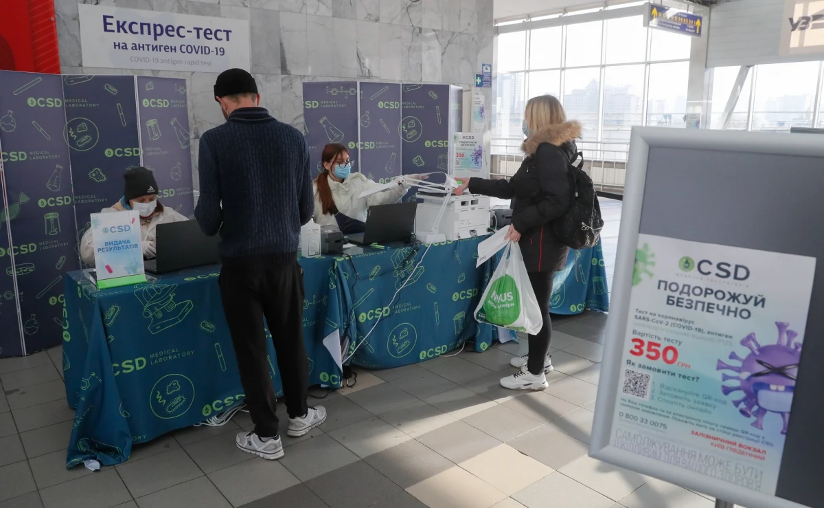 Na Ukrainie drugi dzień z rzędu zarejestrowano rekordową liczbę nowych zakażeń koronawirusem, prawie 27 tys. - wynika z danych resortu ochrony zdrowia. Niemal 650 osób zmarło. 