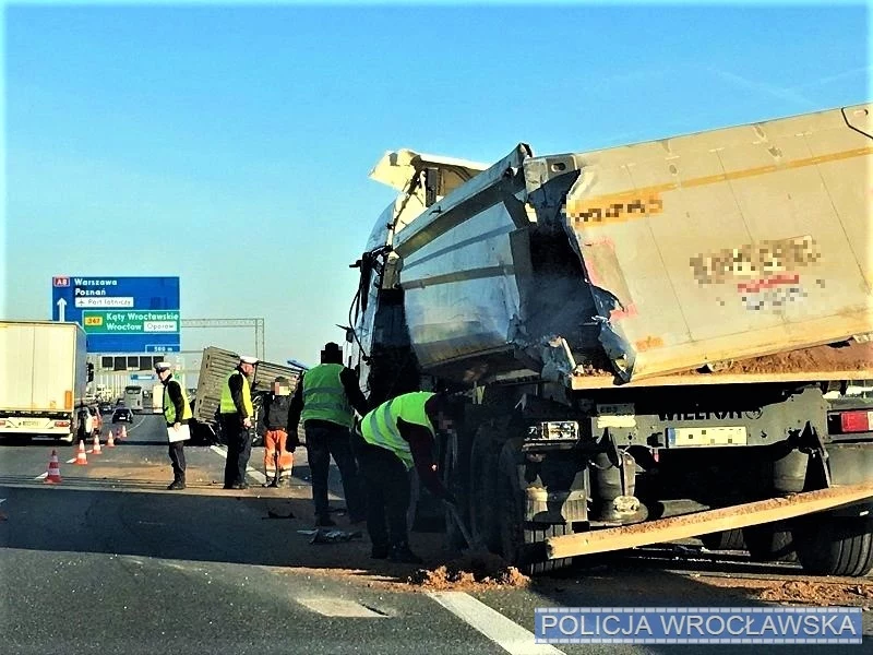 Laweta uderzyła w tył ciężarówki stojącej na pasie awaryjnym