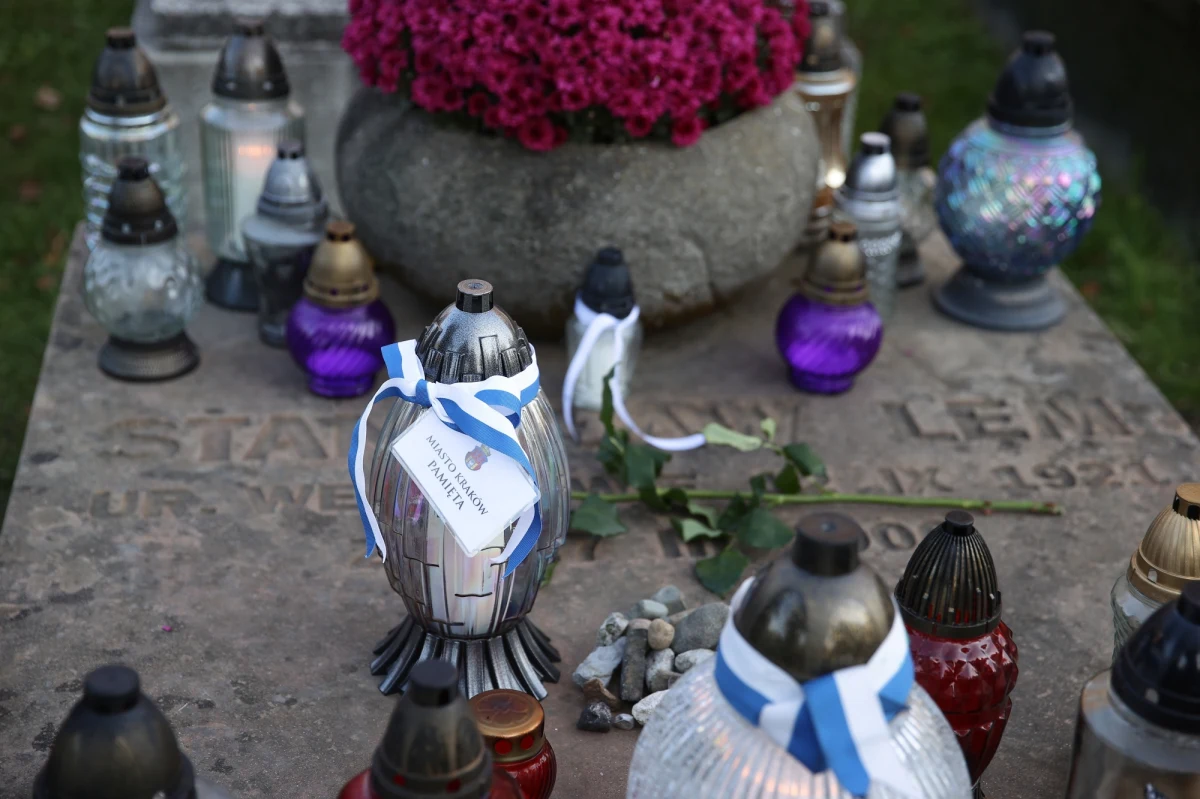 Na grobie Stanisława Lema, pisarza i filozofa, patrona roku 2021, przez większość życia związanego z Krakowem, zapłonął znicz. 