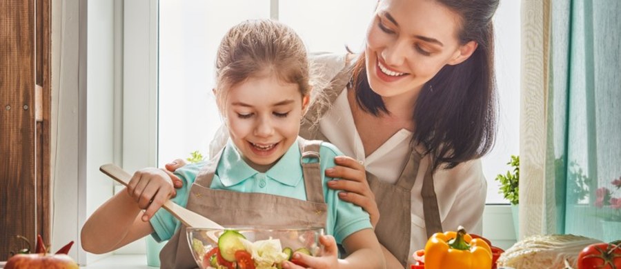 Najnowsze zalecenia zdrowego żywienia ilustruje talerz pełen różnorodnych produktów. Jego połowę mają stanowić warzywa i owoce. Co jednak zrobić, gdy nasz maluch nie przepada za warzywami? Magdalena Jarzynka-Jendrzejewska, dietetyczka i ekspertka kampanii „Jedz owoce i warzywa – w nich największa moc się skrywa!” podpowiada, jak zachęcić dziecko do jedzenia warzyw.