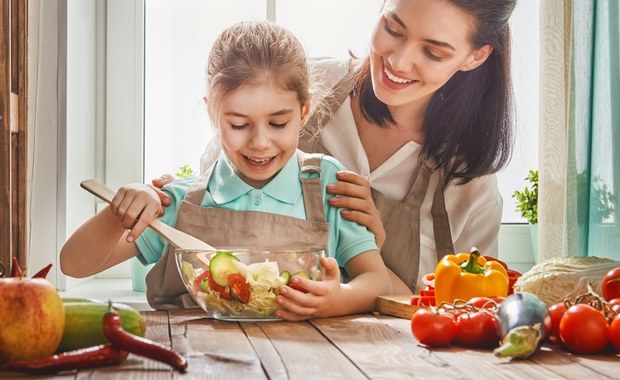 Najnowsze zalecenia zdrowego żywienia ilustruje talerz pełen różnorodnych produktów. Jego połowę mają stanowić warzywa i owoce. Co jednak zrobić, gdy nasz maluch nie przepada za warzywami? Magdalena Jarzynka-Jendrzejewska, dietetyczka i ekspertka kampanii „Jedz owoce i warzywa – w nich największa moc się skrywa!” podpowiada, jak zachęcić dziecko do jedzenia warzyw.