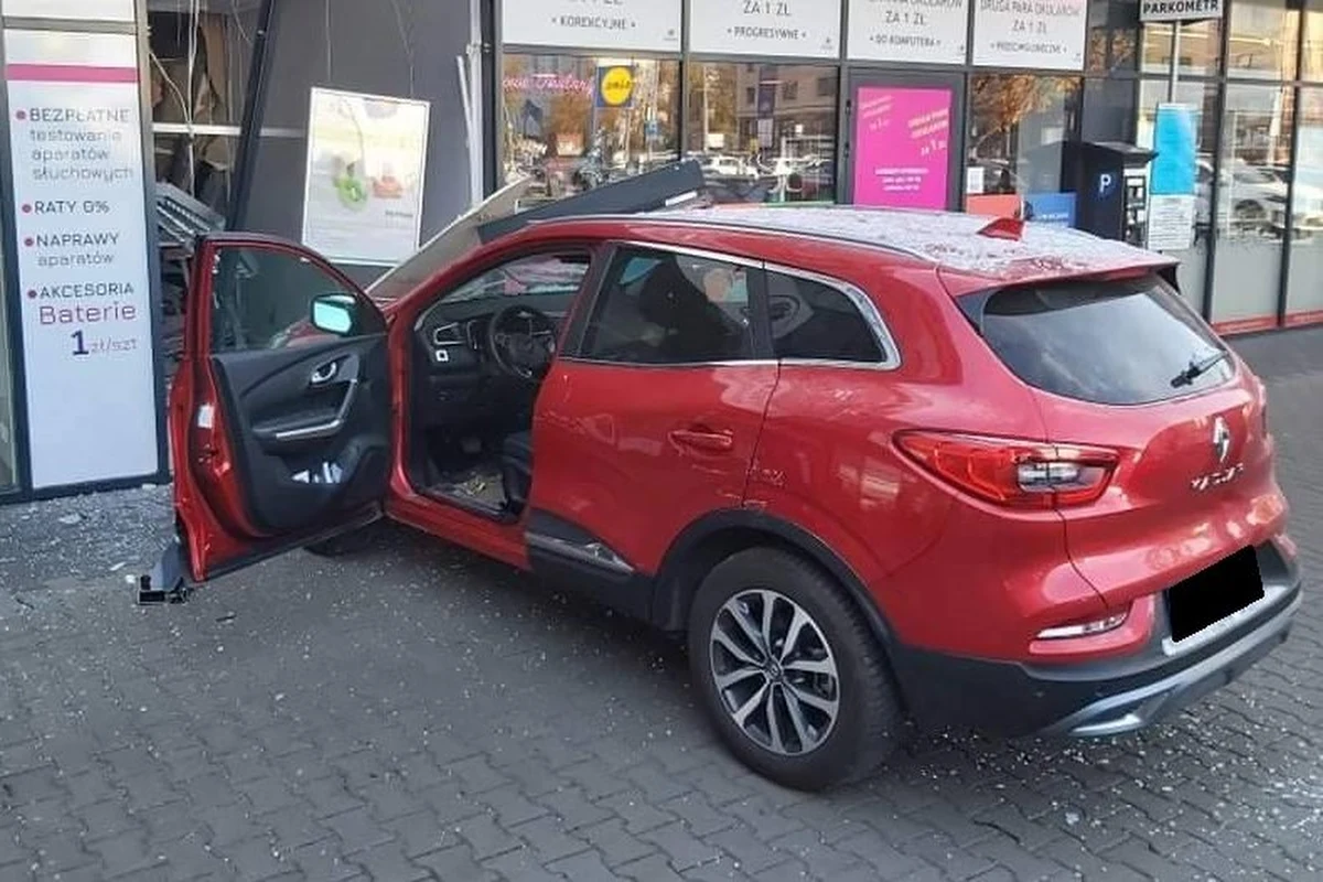 Renault z impetem wjechało w witrynę jednego ze sklepów w Łodzi. Jak się okazało. 61-letni mężczyzna próbował kierować autem za pomocą... kijków do nordic walking. 