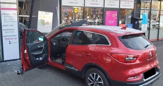 Renault z impetem wjechało w witrynę jednego ze sklepów w Łodzi. Jak się okazało. 61-letni mężczyzna próbował kierować autem za pomocą... kijków do nordic walking. 