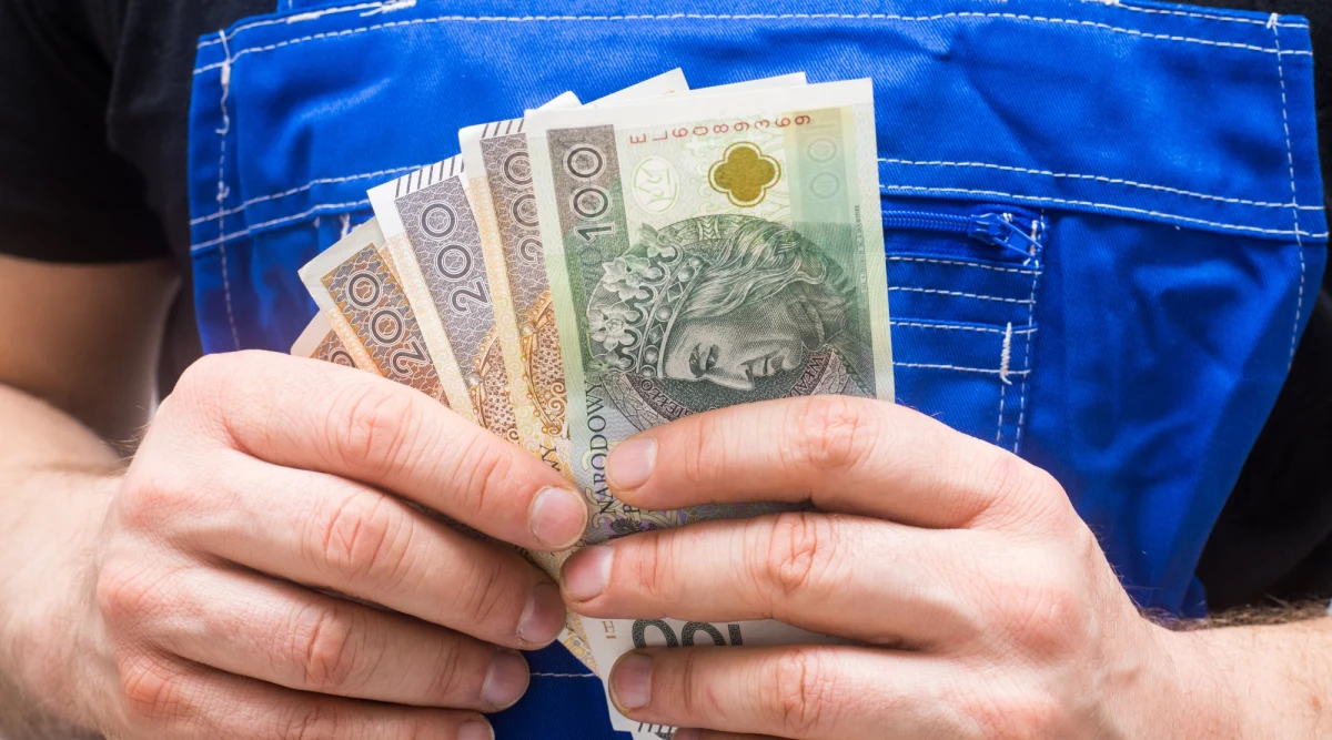 Powtarzanie, że inflacja jest chwilowa jest jak mówienie pacjentowi ze złamaną nogą, że zaraz mu przejdzie. Jak świat światem, mocne zwiększenie ilości pieniędzy kończyło się wcześniej czy później okresem wzrostu cen, chociaż w ostatnich latach ta zależność gdzieś się rozpłynęła. W każdym razie na pewno podwyższona inflacja służy rządowi, a szkodzi przede wszystkim uboższym. Przez filtr tych ekonomicznych oczywistości należy patrzyć na to kto i co mówi o rosnących cenach.