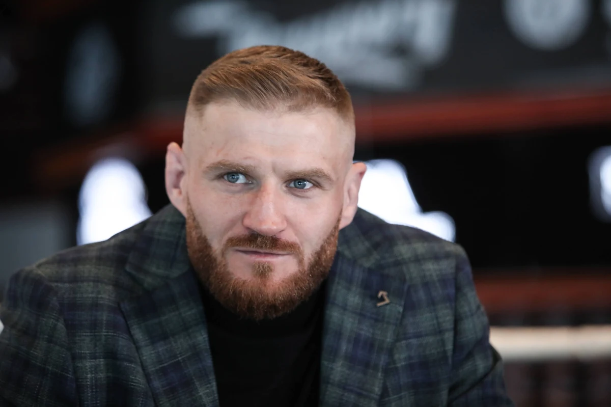 Jan Błachowicz po raz drugi stanie do walki w obronie mistrzowskiego pasa w wadze półciężkiej w federacji UFC! W walce wieczoru na gali w Abu Zabi jego rywalem będzie Brazylijczyk Glover Teixeira. Błachowicz swój pas zdobył właśnie w stolicy Zjednoczonych Emiratów Arabskich i również tam chce go obronić. Początek walk z karty głównej w sobotę o 20:00.