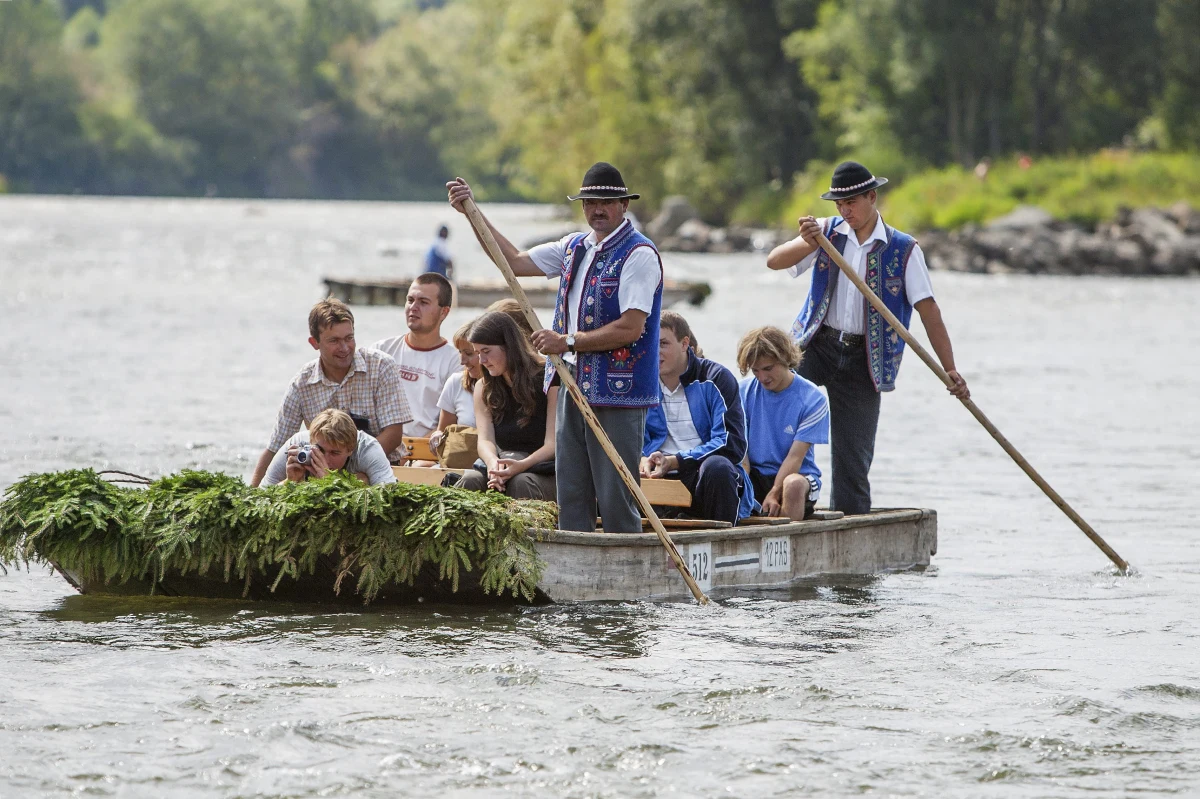 Nawet najstarsi flisacy nie widzieli takich tłumów na spływie Dunajca jak w tym sezonie. Flisacy, których stowarzyszenie działa od 1934 roku, za dwa dni kończą sezon i jak mówi ich prezes Jerzy Regiec, są powody do świętowania. 