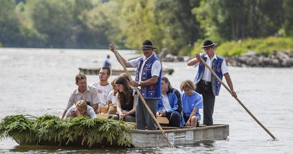 Nawet najstarsi flisacy nie widzieli takich tłumów na spływie Dunajca jak w tym sezonie. Flisacy, których stowarzyszenie działa od 1934 roku, za dwa dni kończą sezon i jak mówi ich prezes Jerzy Regiec, są powody do świętowania. 