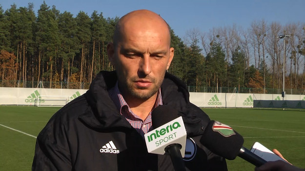 - Mamy plagę kontuzji wśród środkowych obrońców. Do tego trzeba dmuchać i chuchać na Mateusza Wieteskę i Artura Jędrzejczyka, bo mają za sobą w tym sezonie już bardzo dużo meczów. W niedzielę spodziewam się Pogoni Szczecin chcącej grać w piłkę. Co do mojego debiutu na ławce trenerskiej e Ekstraklasie to jestem pozytywnym gościem i mam nadzieje, że kibice dadzą mi wsparcie - mówi przed meczem Legia Warszawa-Pogoń Szczecin trener mistrzów Polski Marek Gołębiewski.