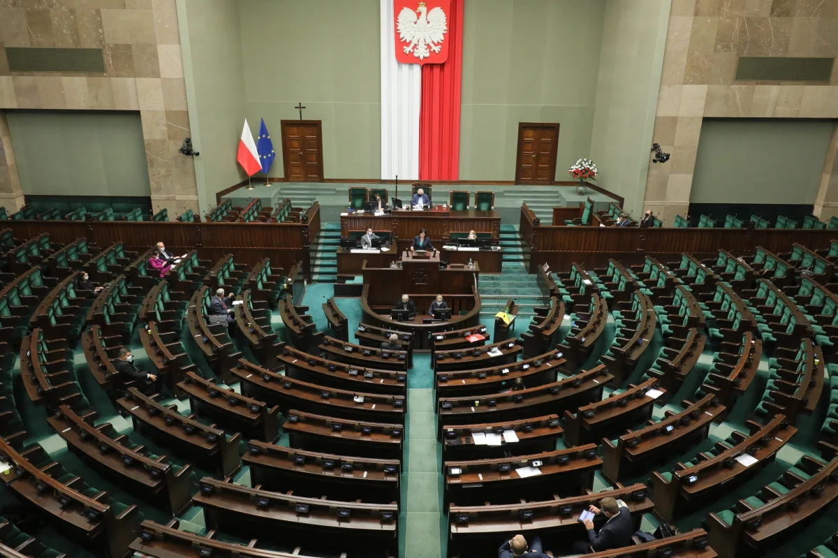 W drugiej połowie października na PiS chciałoby zagłosować 28 proc. Polaków zapowiadających swój udział w wyborach; to o 7 pkt proc. mniej niż w pierwszej połowie miesiąca. KO otrzymałaby 17 proc. głosów, co oznacza wzrost o 2 pkt proc., a Polska 2050 - 12 proc. poparcia, to wzrost o 1 pkt proc.