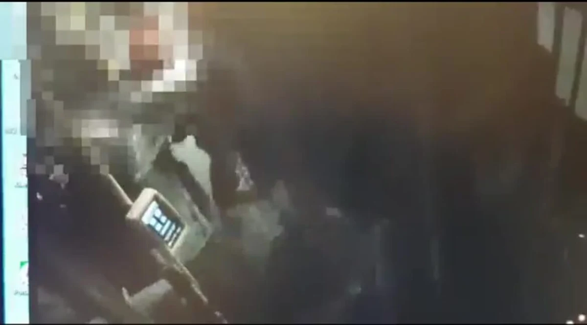 "Nie ujdzie im to płazem" - obiecuje Andrzej Borowiak, rzecznik policji w Poznaniu, informując o zatrzymaniu jednego z mężczyzn, podejrzanych o napaść na kierowcę autobusu miejskiego w tym mieście. Do zdarzenia doszło w środę. Pobity mężczyzna jest w szpitalu.