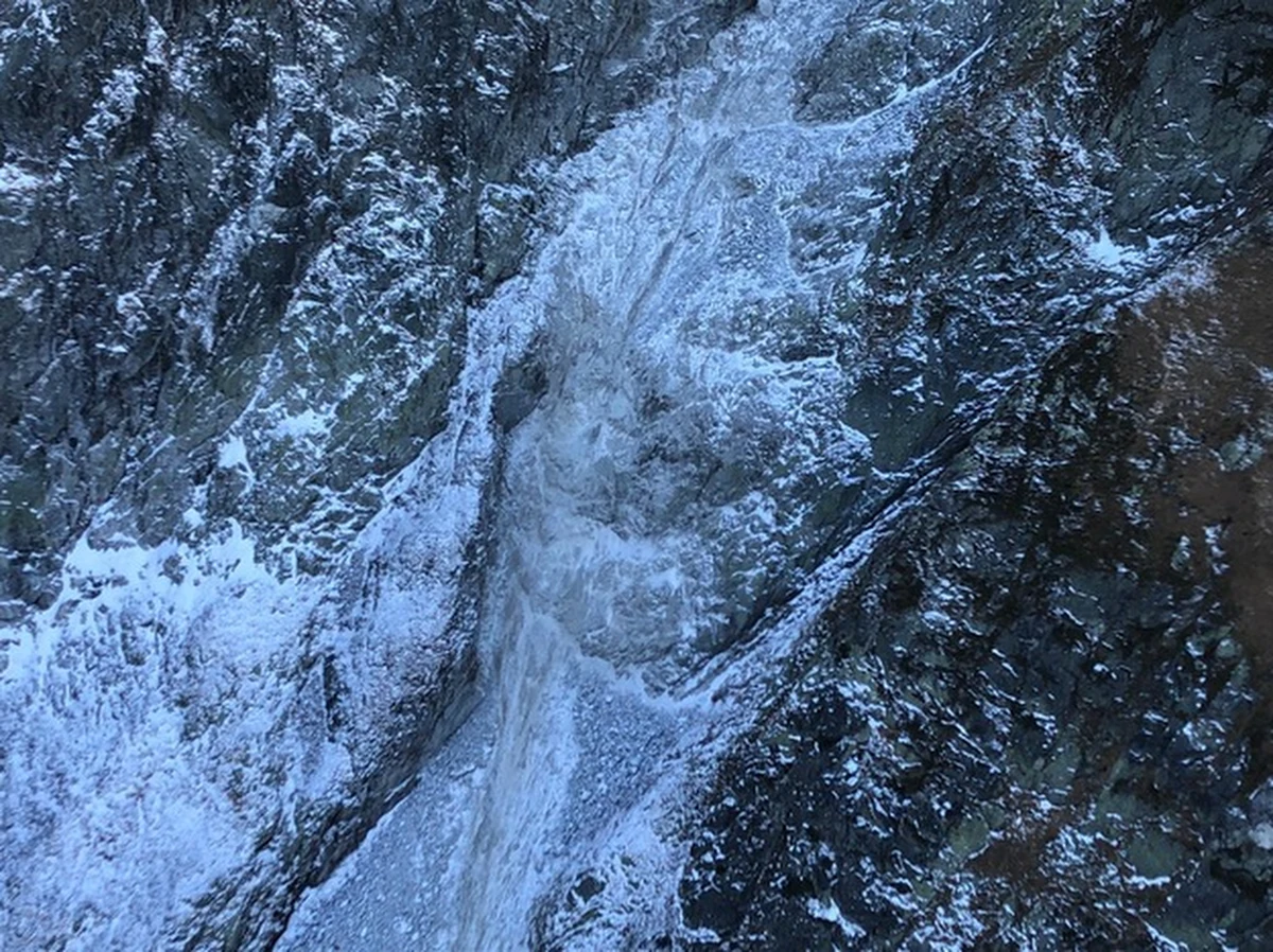 Obryw skalny, który spowodował w ubiegły piątek spektakularną lawinę głazów ze ścian Mięguszowieckiego Szczytu Wielkiego w rejonie Morskiego Oka, nie uszkodził szlaku turystycznego. Nadal jednak wykazuje aktywność i może stwarzać zagrożenie – ostrzega Tatrzański Park Narodowy.