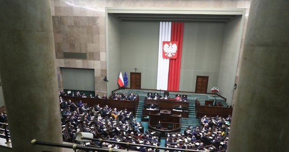 Sejm odrzucił główne senackie poprawki do ustawy o budowie zabezpieczenia granicy, w tym tę dotyczącą cyklicznych sprawozdań z przebiegu inwestycji. Izba zaakceptowała natomiast pięć redakcyjnych poprawek Senatu. Ustawa trafi teraz na biurko prezydenta Andrzeja Dudy.