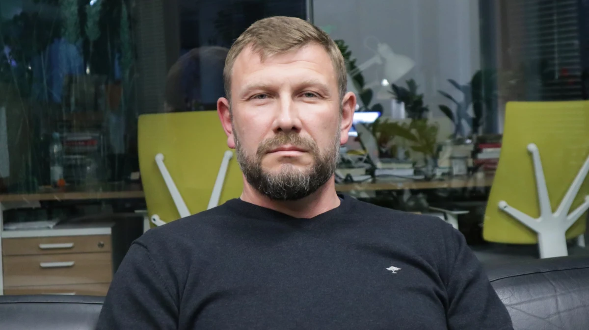 W ostatnich czasach śmierć przychodzi nagle, chociażby w związku z chorobą. Ludzie nigdy nie są przygotowani na śmierć, każdy chce żyć długo. Pożegnania wyglądają inaczej. Chociażby ta sytuacja covidowa i przepisy, jakie zostały wprowadzone, że nie można się pożegnać z osobą zmarłą. Bardzo ciężko przechodzą to rodziny zmarłych - mówił Adam Ragiel, najsłynniejszy polski balsamista i założyciel Polskiego Centrum Szkolnictwa Funeralnego, w Popołudniowej rozmowie w RMF FM.