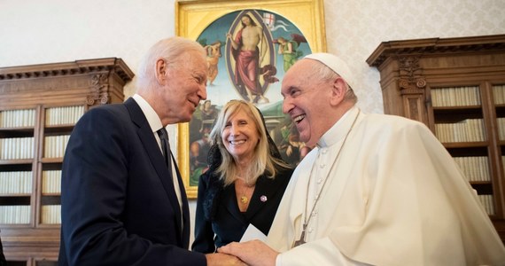 Prezydent USA Joe Biden powiedział w piątek w Rzymie amerykańskim dziennikarzom, że usłyszał od papieża Franciszka, że jest dobrym katolikiem i powinien dalej przyjmować komunię. Tak papież miał odnieść się do dyskusji w amerykańskim episkopacie, którego część chce, aby nie udzielać komunii katolickim politykom, opowiadającym się za prawem kobiet do wyboru w sprawie aborcji.