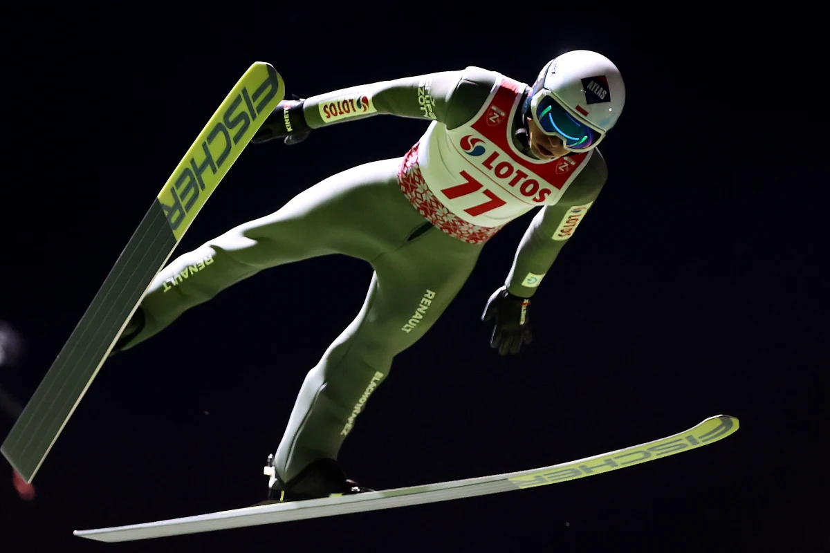 Nasi skoczkowie mają za sobą próbę generalną przed startem zimowego sezonu. Były nią Mistrzostwa Polski na średniej krokwi w Zakopanem. W czwartek rywalizację indywidualną wygrał Piotr Żyła. Zaś w piątkowej rywalizacji drużynowej najlepszy okazał się pierwszy zespół Wiślańskiego Stowarzyszenia Sportowego. Z bardzo dobrej strony w obu konkursach zaprezentowali się młodzi skoczkowie. Niepokoić może natomiast dyspozycja na progu sezonu Kamila Stocha. 