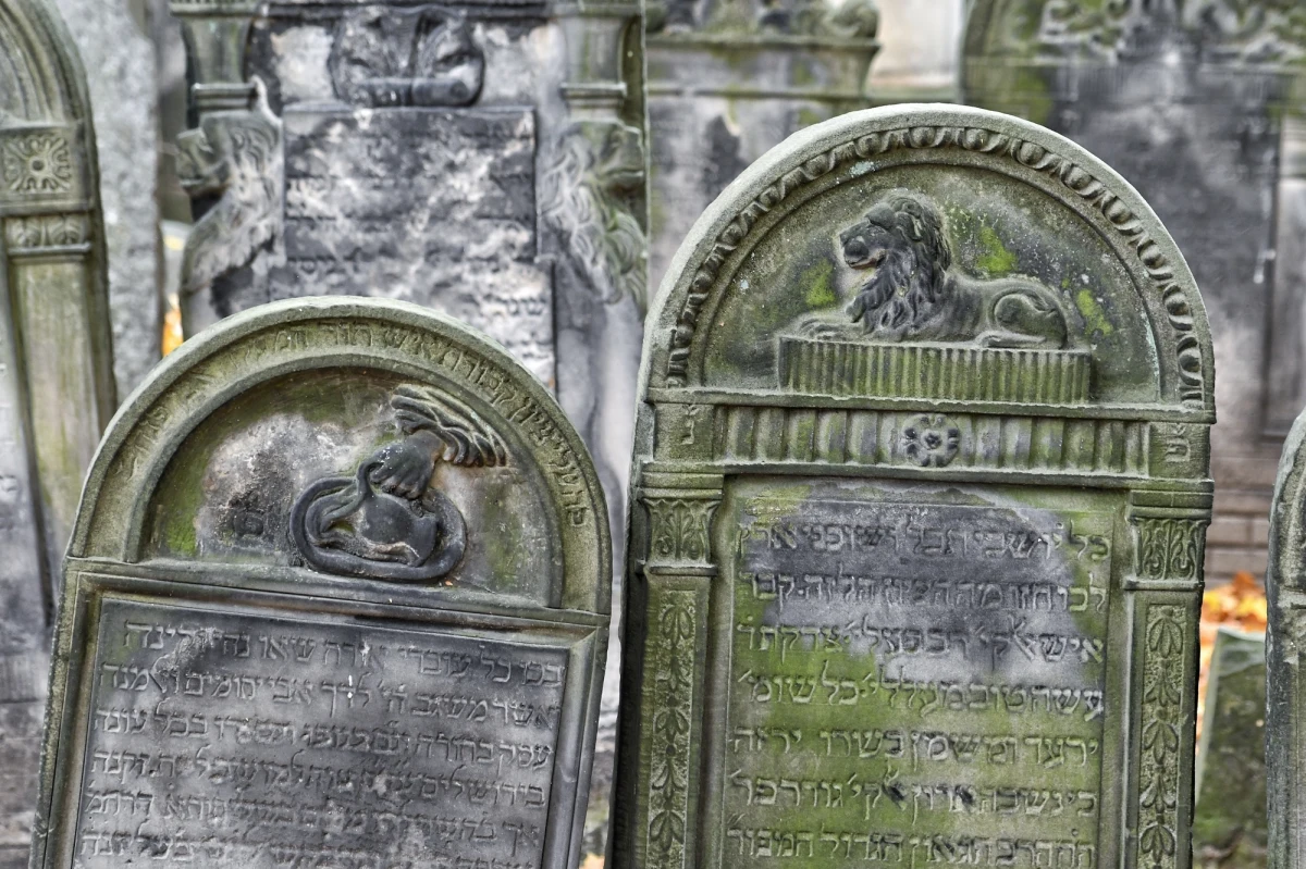 200 tysięcy macew, cenne dzieła sztuki, tajemnicze symbole i trudna historia - w dużym skrócie można opisać cmentarz żydowski na warszawskiej Woli. To druga największa żydowska nekropolia w Polsce i jedna z największych na świecie. Jak to wyjątkowe miejsce przetrwało wojnę? Jakie kryje sekrety? Między innymi o tym opowiedział RMF FM Witold Wrzosiński, dyrektor tego cmentarza.