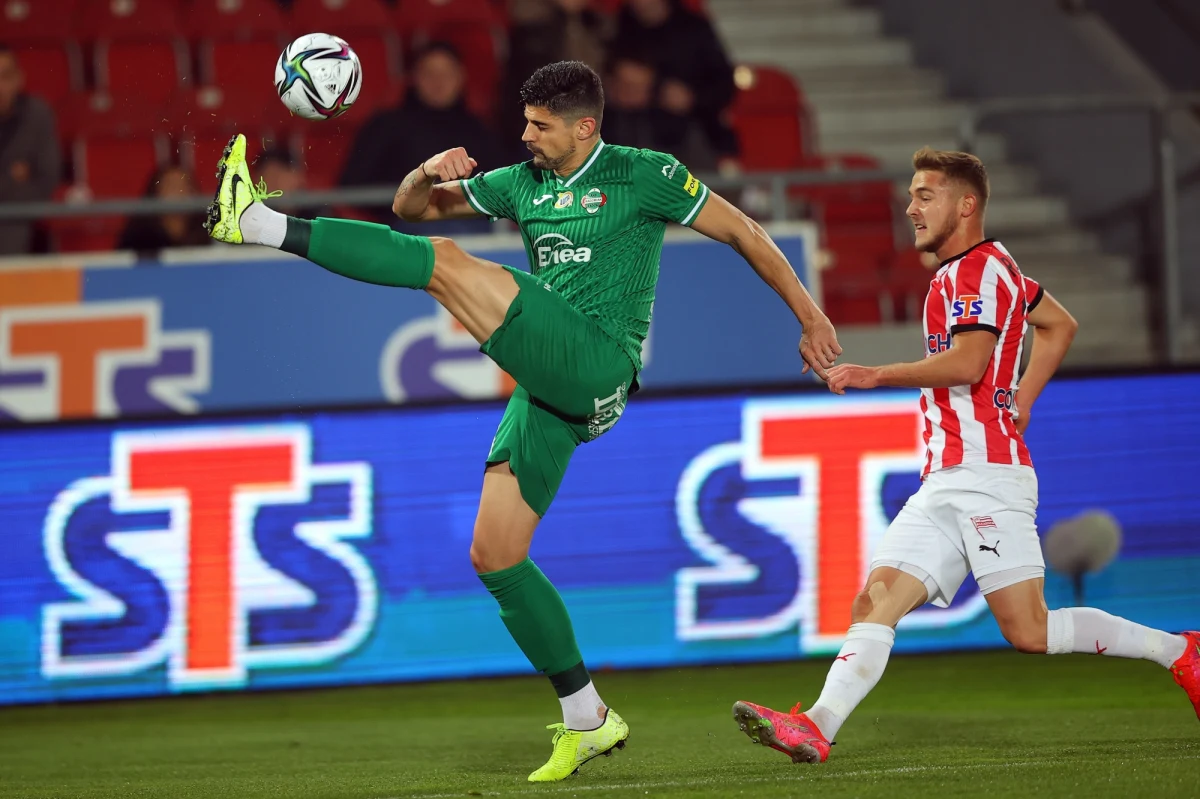 W 13. Kolejce Ekstraklasy piłkarskiej drużyna Michała Probierza przegrała z Radomiakiem. Spotkanie zakończyło się wynikiem 1:2 (1:0).