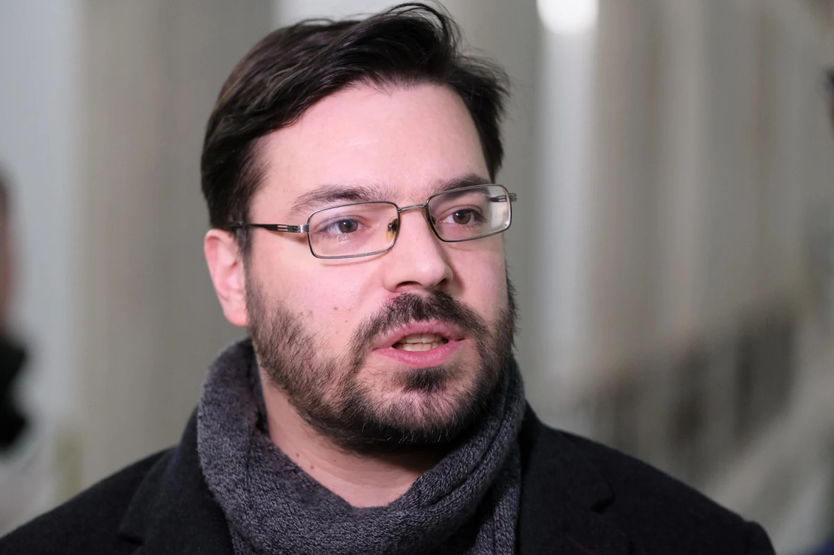 Stanisław Tyszka, poseł koła Kukiz'15 - Demokracja Bezpośrednia poinformował w piątek, że jest zakażony koronawirusem. "Mam pozytywny test na Covid-19; średnio przyjemna choroba. I żałuję, ale nie będzie mnie na głosowaniu ws. drastycznej podwyżki akcyzy od używek" - napisał.