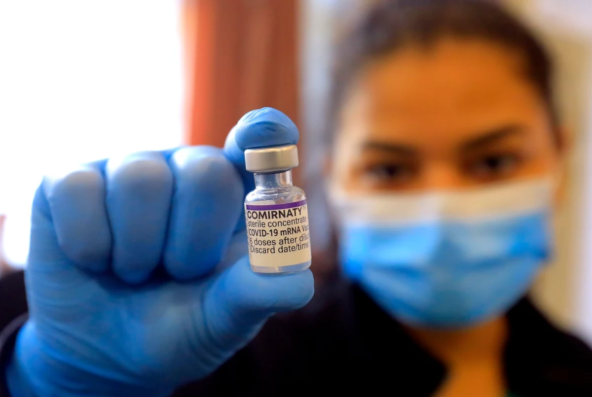 Amerykańska Agencja Żywności i Leków (FDA) zatwierdziła w piątek awaryjne stosowanie szczepionki przeciwko Covid-19 firm Pfizer i BioNTech u dzieci w wieku 5-11 lat. To pierwsza szczepionka przeciw Covid-19, która będzie dostępna dla dzieci w USA.