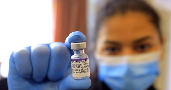 Amerykańska Agencja Żywności i Leków (FDA) zatwierdziła w piątek awaryjne stosowanie szczepionki przeciwko Covid-19 firm Pfizer i BioNTech u dzieci w wieku 5-11 lat. To pierwsza szczepionka przeciw Covid-19, która będzie dostępna dla dzieci w USA.