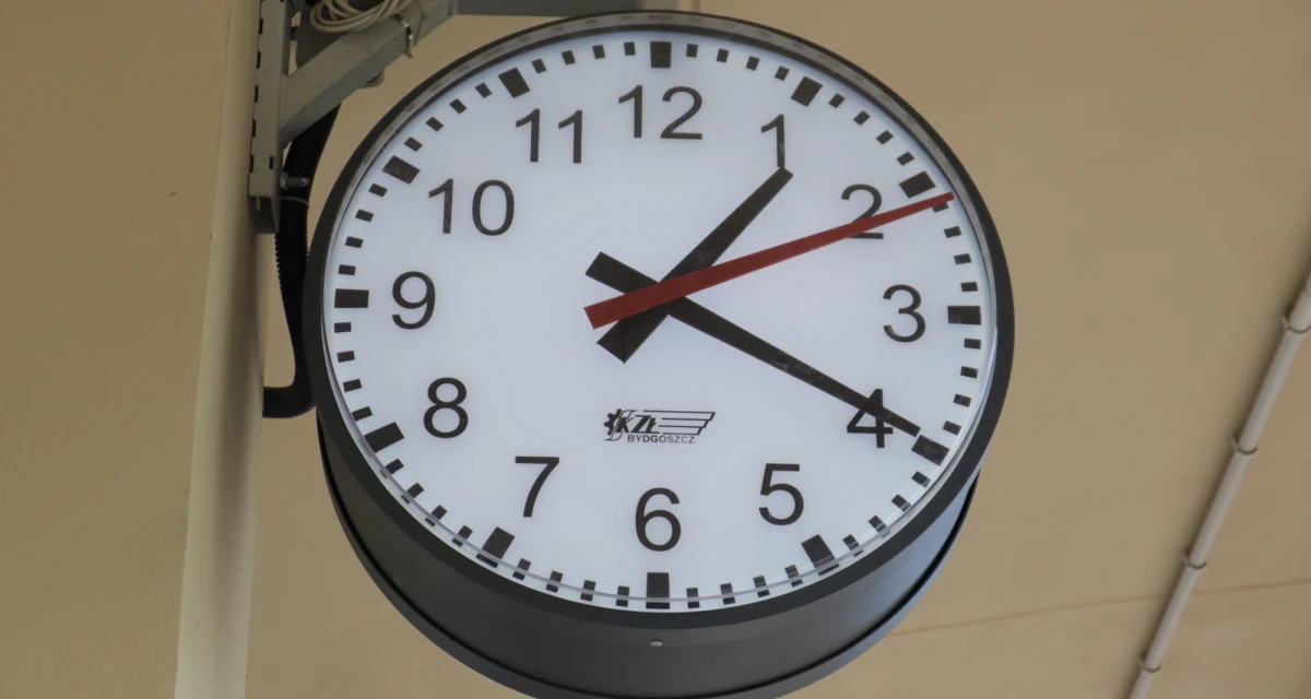 22 pociągi, które nocą będą w podróży, zatrzymają się na około 60 minut. Ma to związek ze zmianą czasu z letniego na zimowy - informuje zarządca kolejowej infrastruktury PKP Polskie Linie Kolejowe.