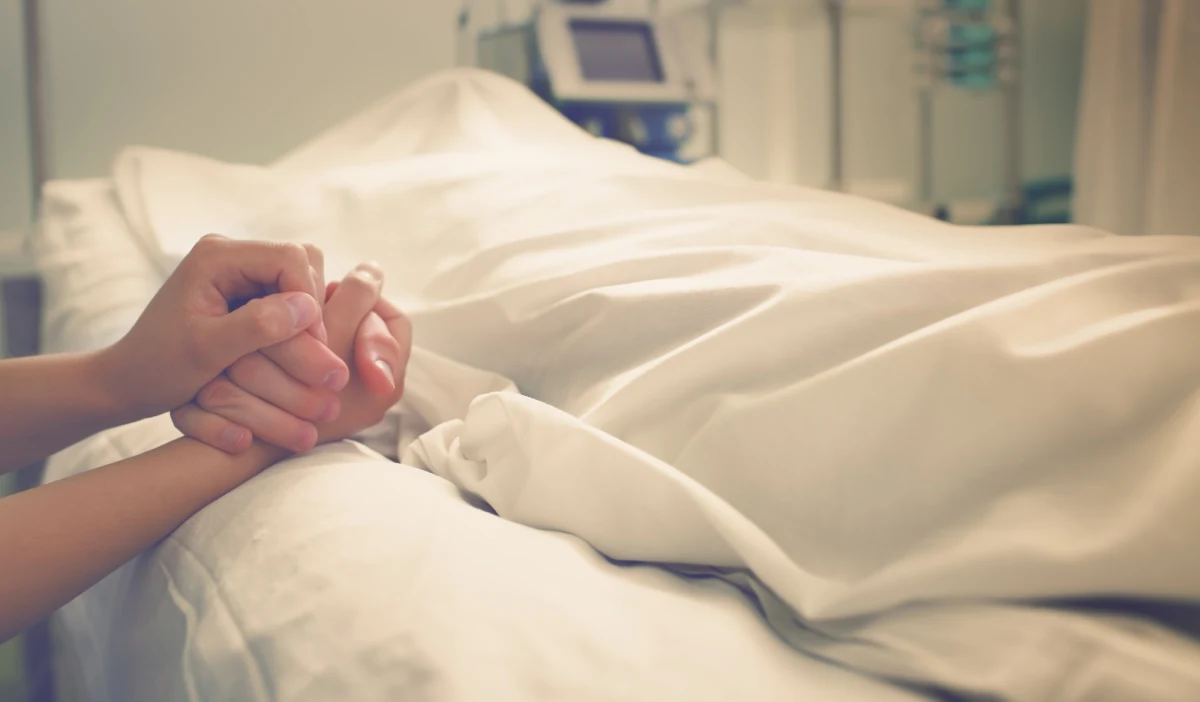 "Całe życie przed nią uciekamy, brzydzimy się nią, boimy się jej. Nie potrafimy o niej rozmawiać, jednocześnie całe życie staramy się żyć tak, by w jej obliczu być spokojnym, spełnionym, powiedzieć sobie: nic bym nie zmienił" - czytamy we wstępie książki "Nad Życie" autorstwa Marii Mazurek i Wojciecha Harpuli. Paradoksalnie wszyscy wiemy też jednak, że nie da się jej uniknąć. Boli zwłaszcza, gdy stykamy się z nią nagle. Boli tym bardziej im bliższej nam osoby dotyczy. Śmierć. Czy można się z nią "oswoić"? Jak można pomóc odchodzącemu i jego bliskim? Czy powinniśmy przygotować się na nią za życia? Odpowiedzi na te i wiele innych pytań szukamy w rozmowie z prof. Wojciechem Leppertem - krajowym konsultantem ds. medycyny paliatywnej, który od kilku dekad pomaga swoim pacjentom - jakkolwiek dziwnie i niedorzecznie to brzmi - w umieraniu.