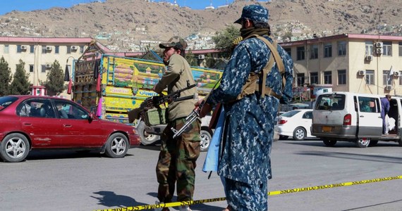 Uzbrojeni napastnicy na motocyklu oddali strzały do dziennikarza, który znajdował się w swoim samochodzie w stolicy Afganistanu, Kabulu - podała agencja AP. Rzecznik talibów powiedział, że mężczyzna przeżył atak. Jak dodał, trwają poszukiwania sprawców. 
